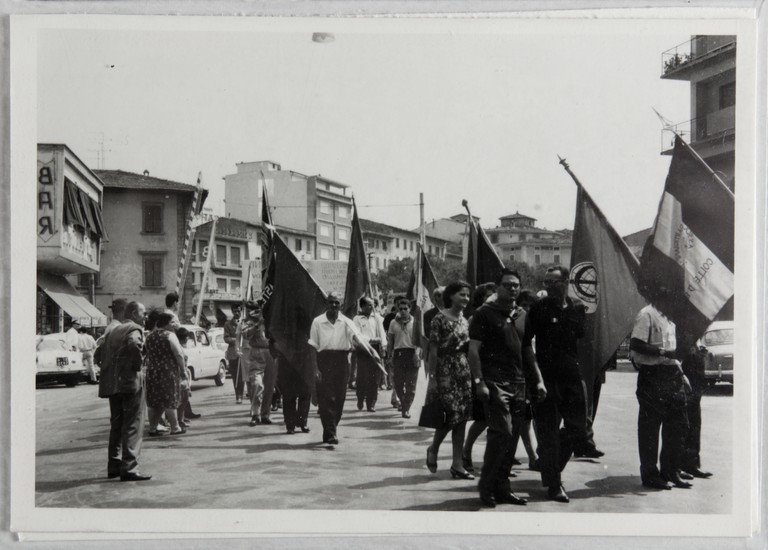 Poggibonsi, 18-19 luglio 1964, XX° anniversario della liberazione e conferimento ad Alcide Cervi della cittadinanza onoraria. Corteo lungo le vie della città